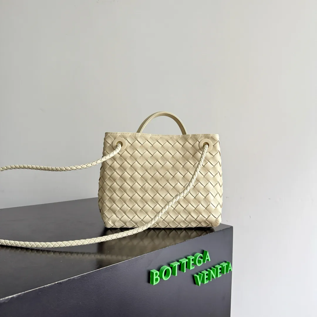 The new Andiamo batch of 3060 BV is shipped‼ ️The classic intercciato weaving process is used to create a soft bag, the metal knot is made of micro-cast aluminum using jewelry technology🪢, and the decorative beads are made of metal and hand-polished oak, allowing you to jump repeatedly between elegance and fun💃, making it unpredictable. Classic and versatile, it shows off your temperament, and the bag has a large capacity, making it very convenient for daily commuting! It has a variety of carrying methods, the shoulder straps can be adjusted by yourself, the original lambskin feels soft and delicate, and the unisex style breaks gender boundaries and brings a more practical and long-lasting use experience. The Andiamo, which has both elegant and casual styles, perfectly interprets the "fashionable old money style". Style number: 743568+wood hardware Color: Ice cream Size: 25*22*10.5cm